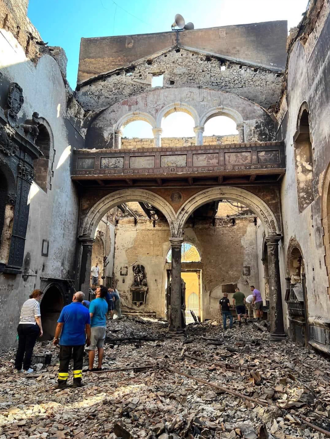 被野火毁坏的圣贝内代托伊尔摩洛教堂。图源：twitter