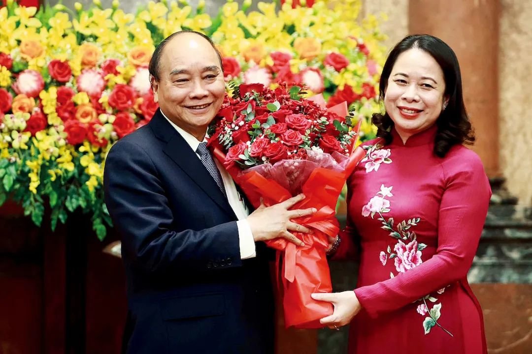 2月4日,出席工作交接仪式的阮春福(左)与武氏映春。