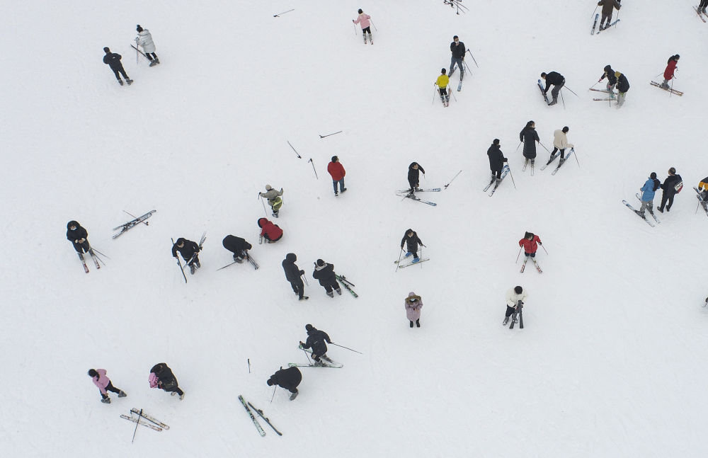 1月26日,游客在江苏淮安一滑雪场滑雪(无人机照片.