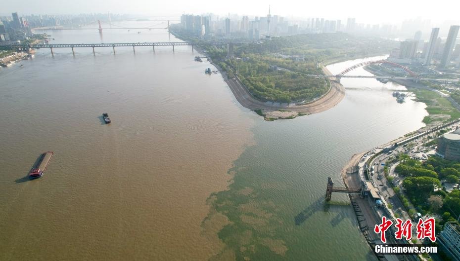 4月9日,航拍长江和汉江交汇处的湖北武汉汉口龙王庙江段,汉江水碧波荡漾,长江水呈现浊黄色,两江交汇口呈现“泾渭分明”的景观。