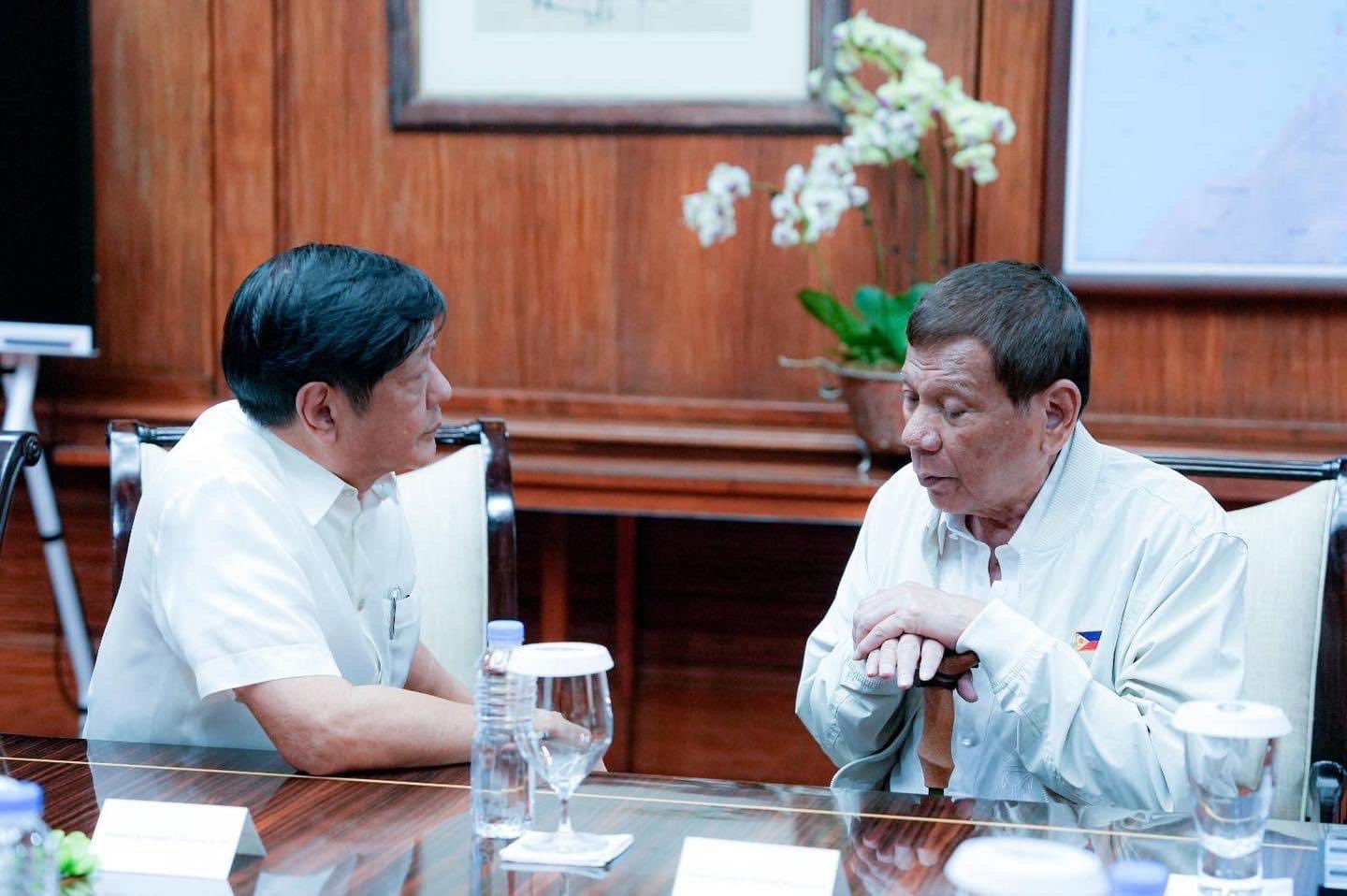 菲律宾总统马科斯（左）与前总统杜特尔特会谈