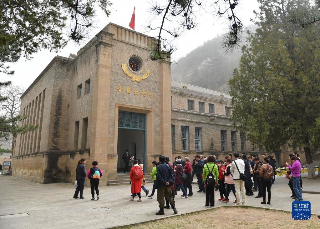 人们在陕西延安杨家岭革命旧址参观（2021年3月28日摄）。新华社记者 张博文 摄