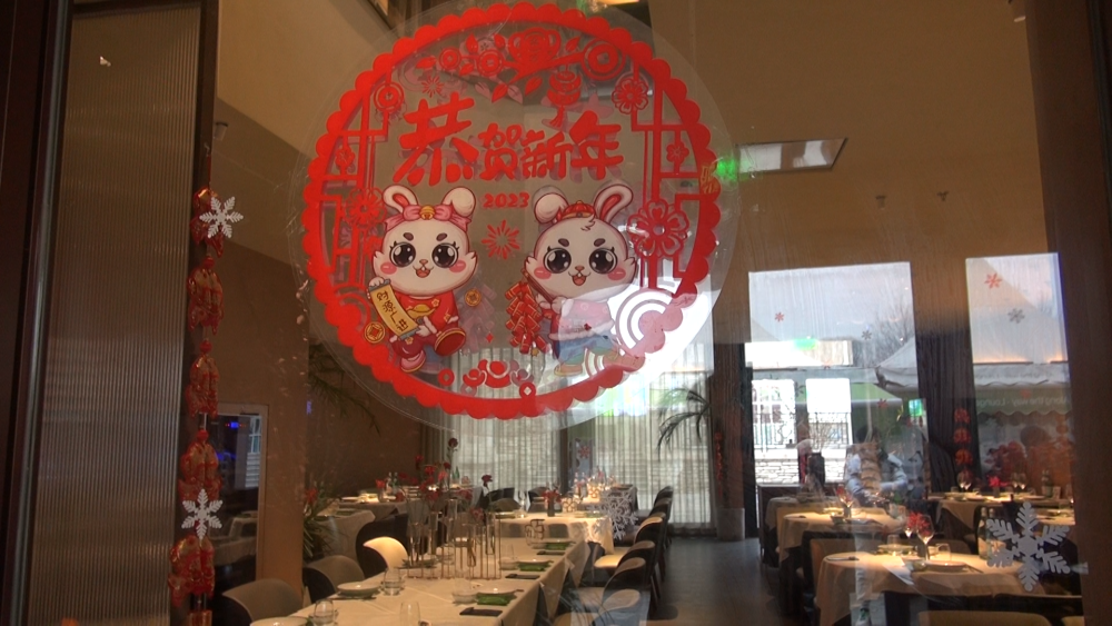 一家饭店贴好了新春窗花。新华社记者 孙蕾 摄