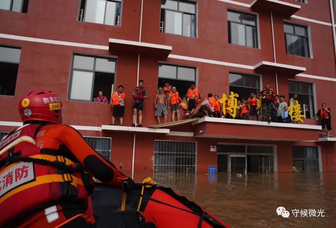8月3日上午，河北涿州，涿州市刁窝镇靖雅学校，河北省唐山市消防救援支队的消防员驾驶冲锋舟进入学校救援受困群众。此前，来自附近6个村庄的1400余名村民被转移安置至此，但该安置点也逐渐被洪水包围，水最深处约3米。8月3日中午，在各界救援力量近20小时的通力合作下，该安置点里的群众全部脱困。中青报·中青网记者 李峥苨/摄