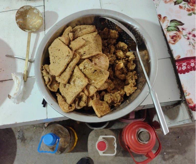 村民送来的自己做的炸物小吃。 受访者供图