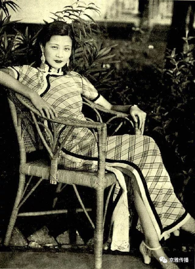 20世纪30年代穿高领、镶边长旗袍的影星阮玲玉