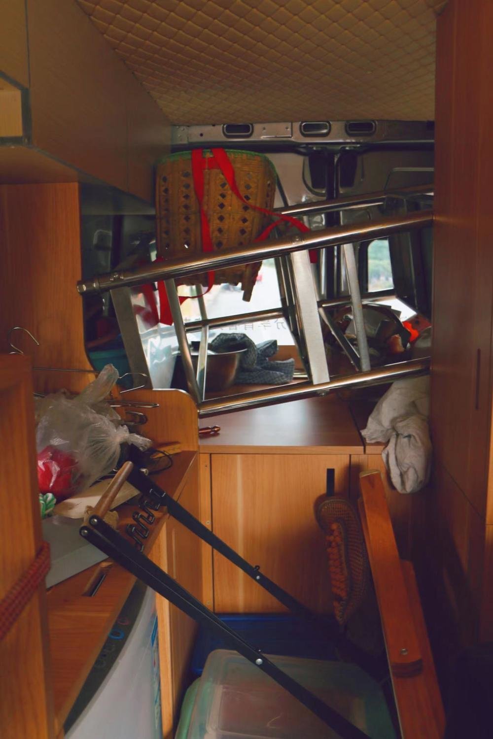 每次挪窝时,张瀛将所有“家当”塞进车内。朱雅文 摄