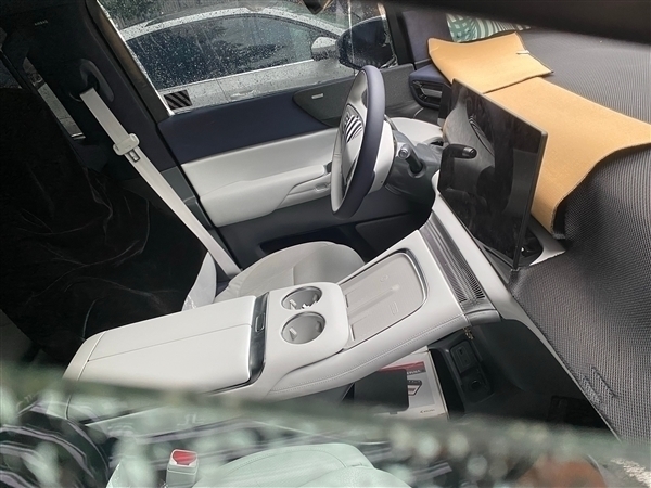 创始人称打造“年轻态MPV” 小鹏X9实车曝光:屁股设计重重叠叠