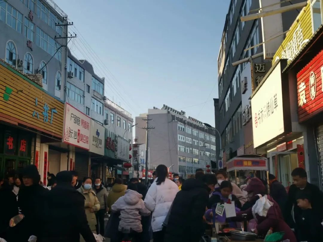 图/人头攒动的县镇开满连锁餐饮店,来源/燃次元拍摄