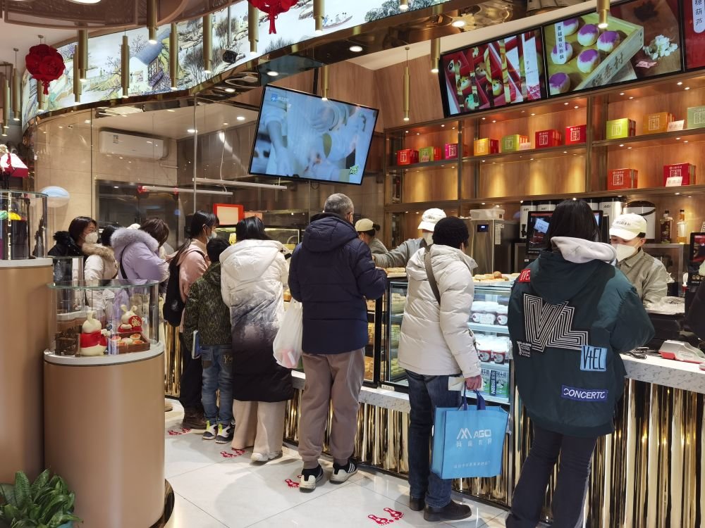 2月1日，顾客在北京稻香村“零号店”排队购买糕点。新华社记者 谢希瑶 摄