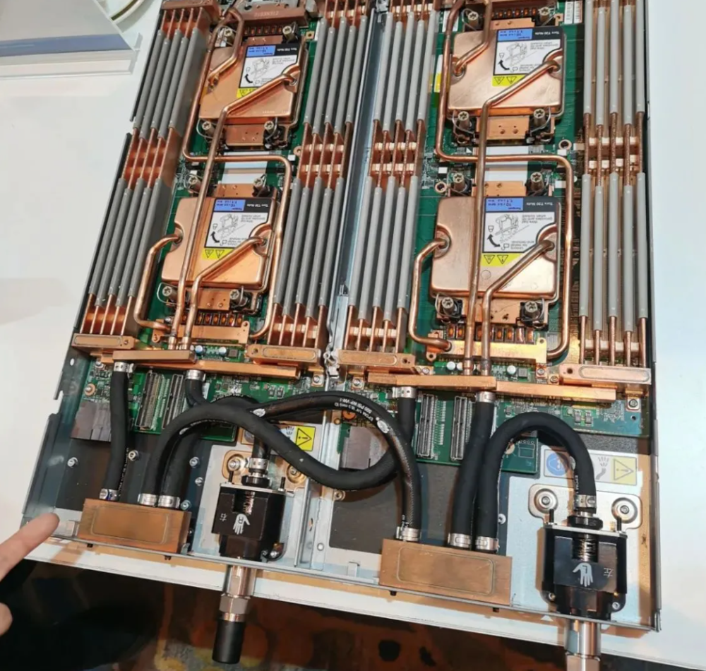 1U 2x双路节点服务器的冷板式散热方案，图片来源：@企业存储技术