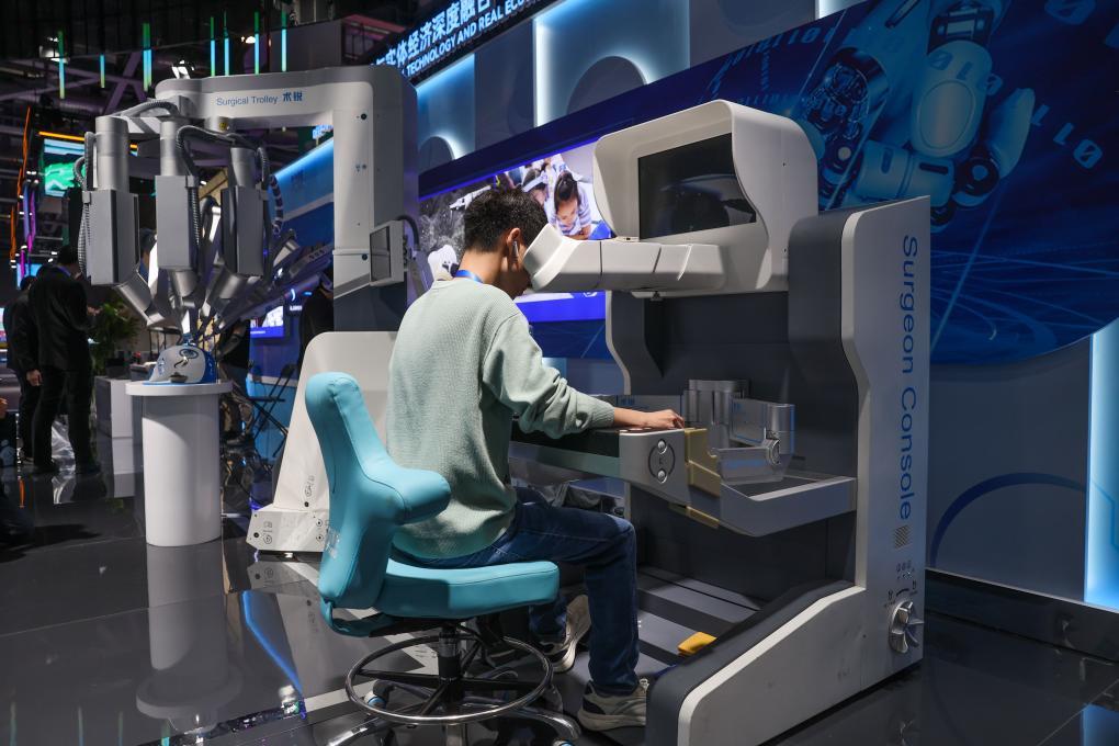 11月24日在第二届全球数字贸易博览会上拍摄的远程医疗手术设备。新华社记者 徐昱 摄