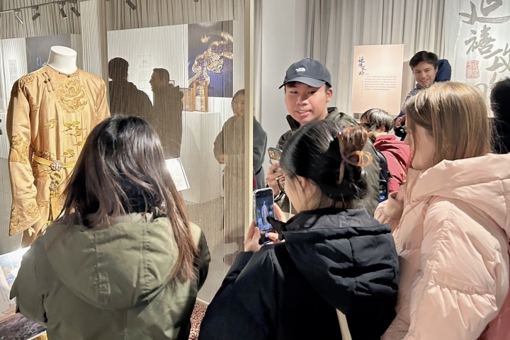 外国网红达人参观中国传统服饰