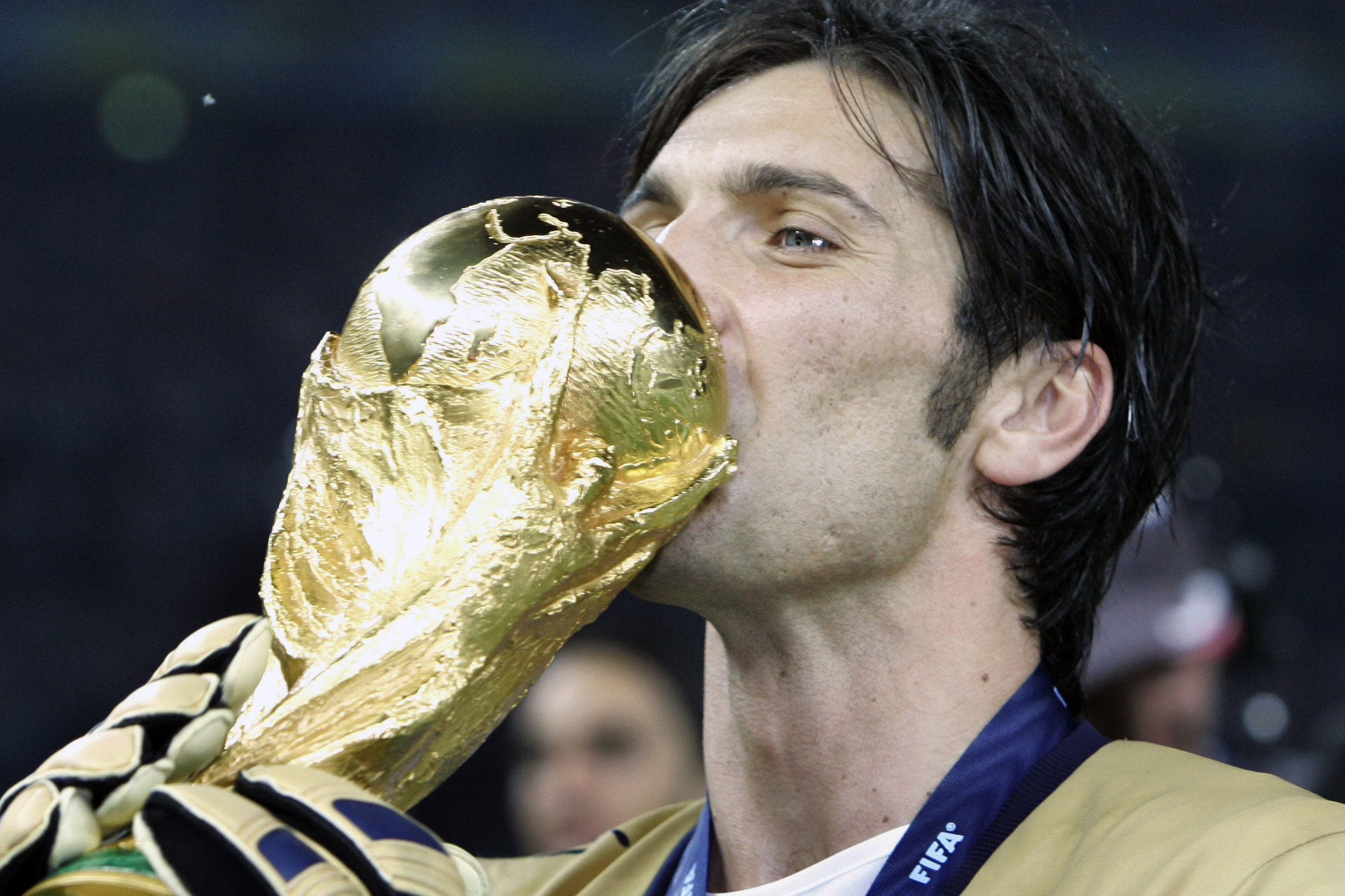 2006年7月9日，布冯在帮助意大利队夺得世界杯冠军后亲吻奖杯