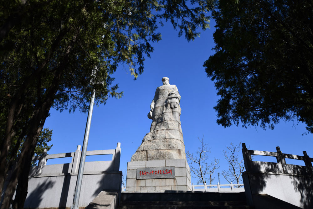 在河北省迁西县拍摄的引滦入津工程纪念碑(2019年4月10日摄)。新华社记者 李然 摄