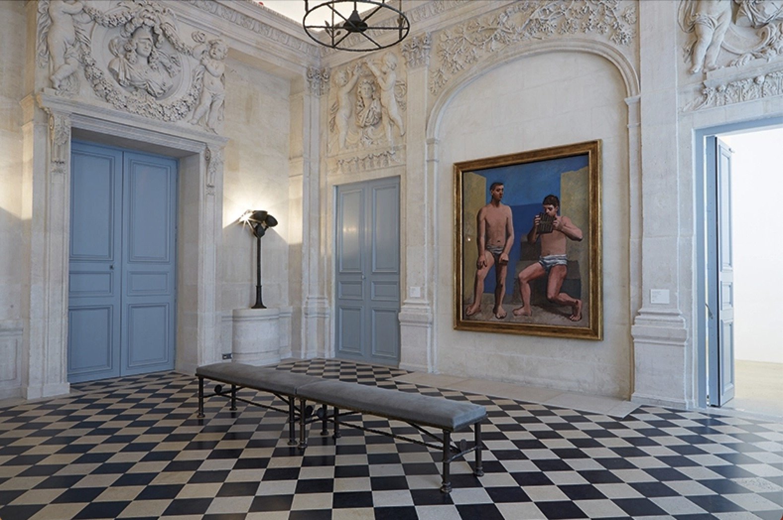 巴黎毕加索博物馆“朱庇特沙龙”中悬挂着毕加索1922年的作品《泛管》（又名《秋季》）