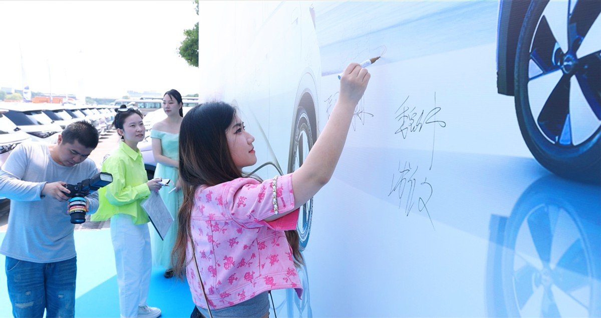 新出行助力新生活,上海华帆书豪“海豚百车交付”顺利落幕!