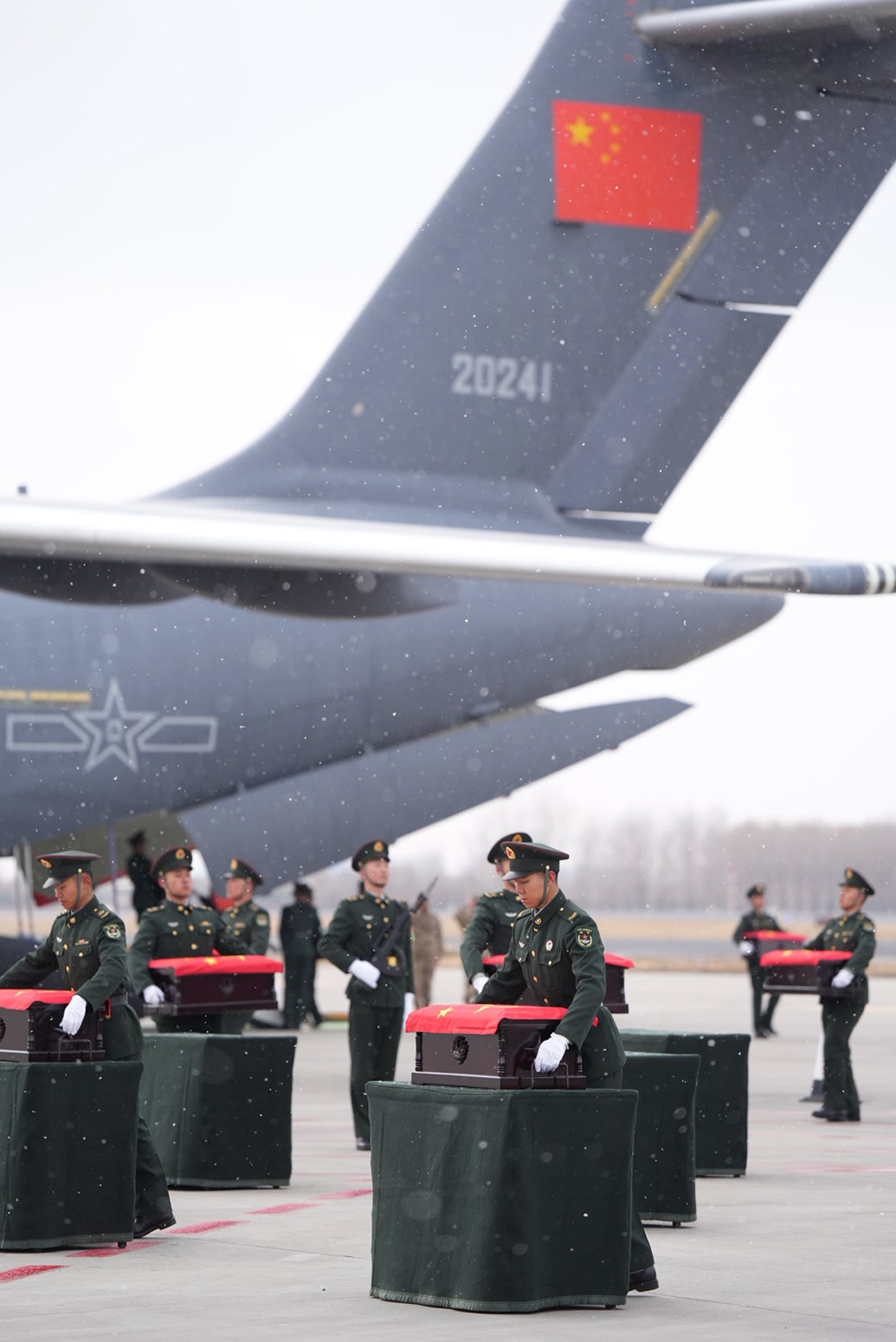 11月23日，遼寧沈陽(yáng)，載有第十批在韓志愿軍烈士遺骸的中國(guó)空軍運(yùn)-20專(zhuān)機(jī)，降落在沈陽(yáng)桃仙機(jī)場(chǎng)，25名志愿軍烈士回到祖國(guó)懷抱。兩架殲20超低空通場(chǎng)致敬先烈，護(hù)送禮兵雙手托舉烈士棺槨，棺槨上覆蓋著鮮艷的五星紅旗。