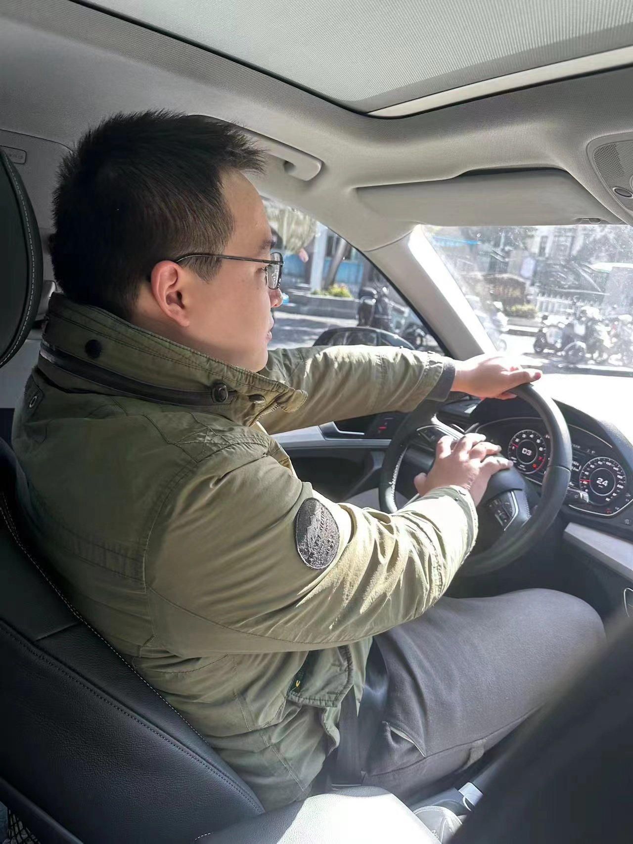 1月21日上午,成旭驾车在返乡的路途上。受访者供图