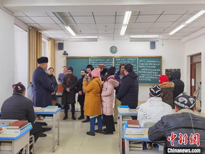 12��14�գ��ͻ�˹̹ý���ǿ���ʿ�����½���˹���̾�ѧԺ��������ѩӨ ��