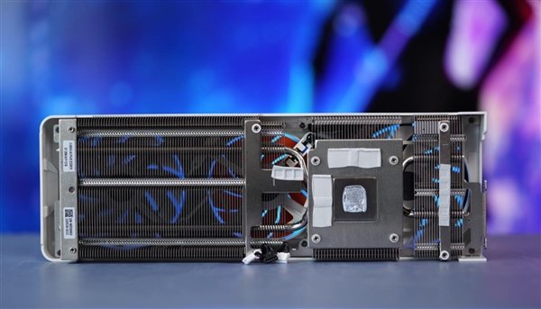 年轻人的第一只“大橘”!COLORFIRE RTX 4060 Ti橘影橙图赏