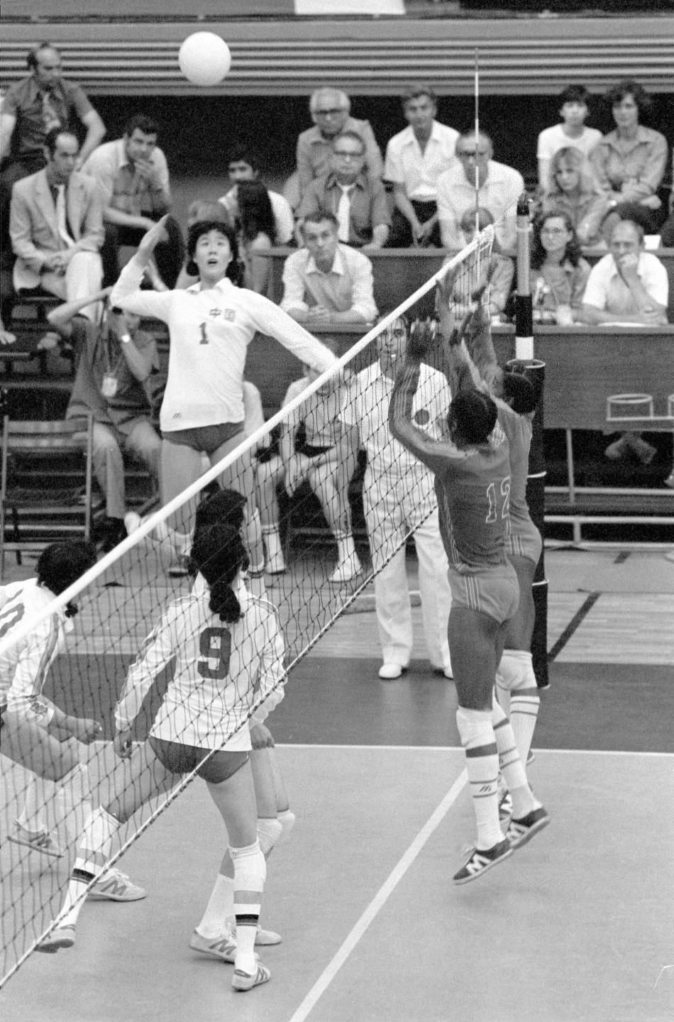 1981年7月，在羅馬尼亞布加勒斯特舉行的第11屆大運會女子排球決賽中，中國隊以3:0擊敗古巴隊，獲得冠軍。圖為中國隊球員郎平（上）跳起扣球。新華社記者胡越攝