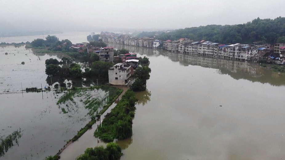 2023年6月26日，湖南永州，由于连日来的暴雨和湘江上游的泄洪，祁阳市的村庄出现洪涝。（视频截图）