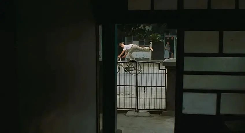 电影《童年往事》，阿孝从吴素梅家的窗前骑自行车过去