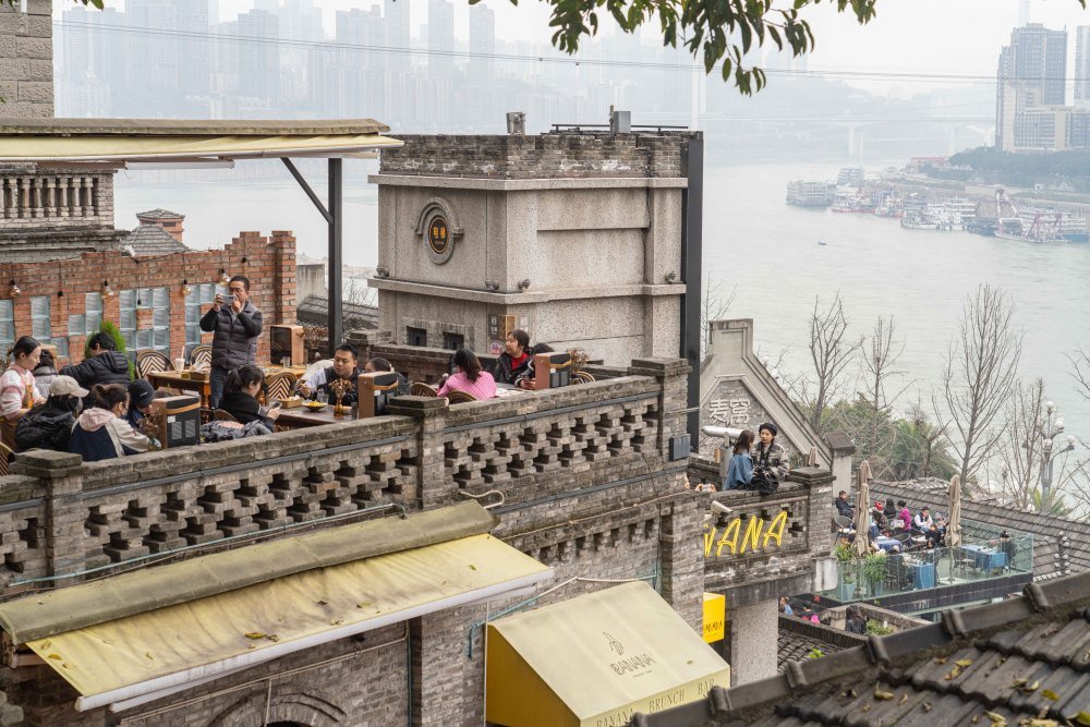 ▲2月19日,南滨路龙门浩老街,市民在这里拍照打卡,喝茶聊天。记者 崔力 摄/视觉重庆