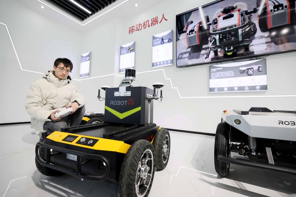 在合肥市瑶海区的中国网谷，一家机器人公司的技术人员在调试智能机器人（2023年11月16日摄）。新华社发（解琛摄）