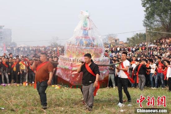 广西南宁:壮族“二月二”抢花炮民俗活动上演_凤凰网