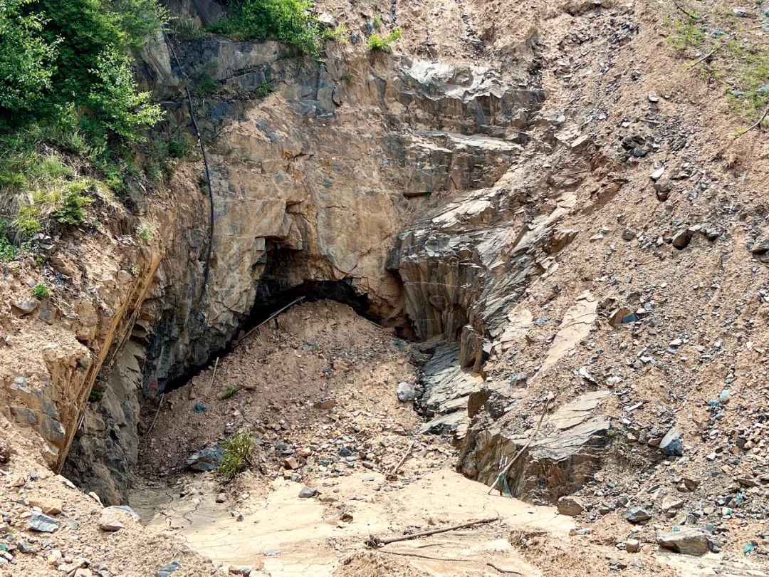 精诚铁矿一角，一个矿洞洞口被封。
