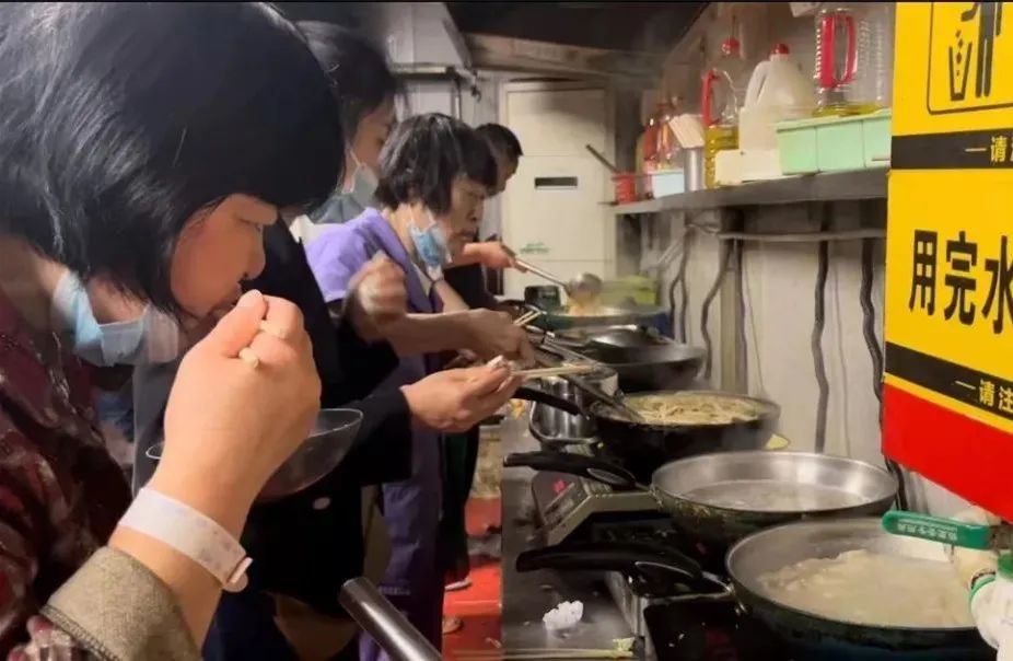 魏兴江在和张广兵进行视频电话沟通