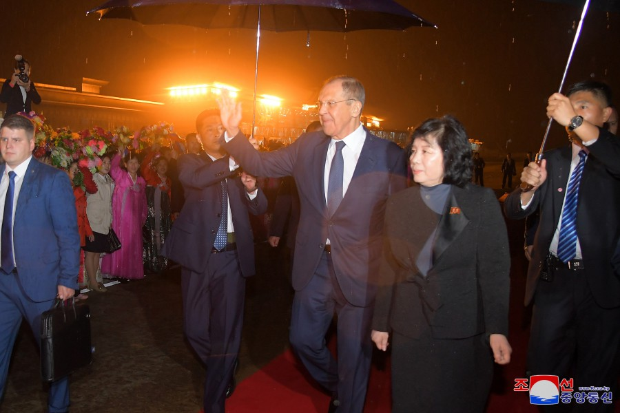 10月18日，俄罗斯外长拉夫罗夫抵达平壤，朝鲜外务相崔善姬迎接（图：朝中社）