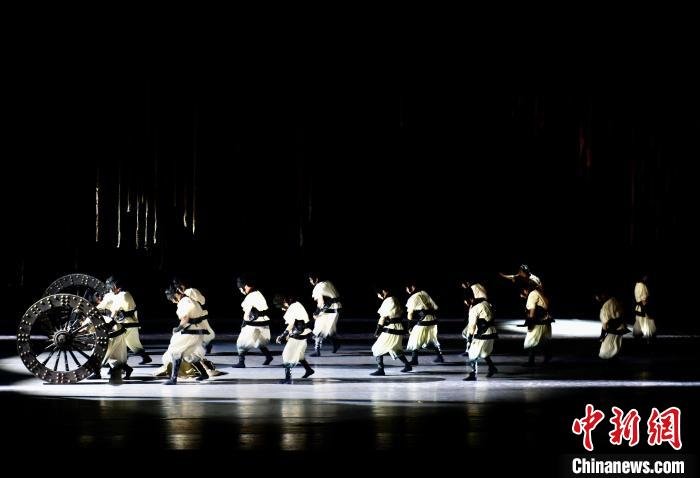 图为中国首部“诗圣”题材舞剧《杜甫》演出现场。 贾楠 摄