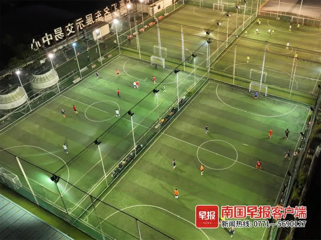 ▲2月15日晚9时,市民在位于南宁市兴宁区兴桂路附近的空中足球场踢球。南国早报记者 邹财麟摄