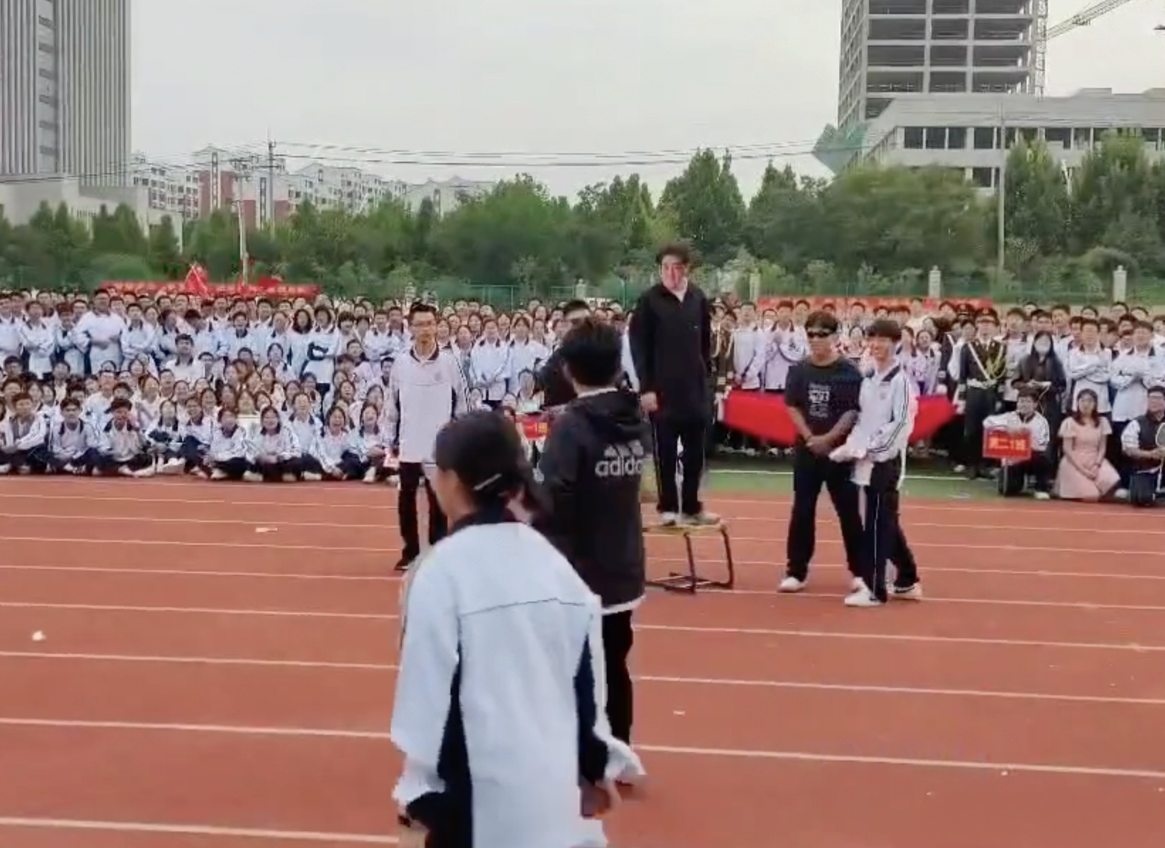 #教育局回应中学运动会表演刺杀安倍#【山东枣庄一中学运动会表演“刺杀