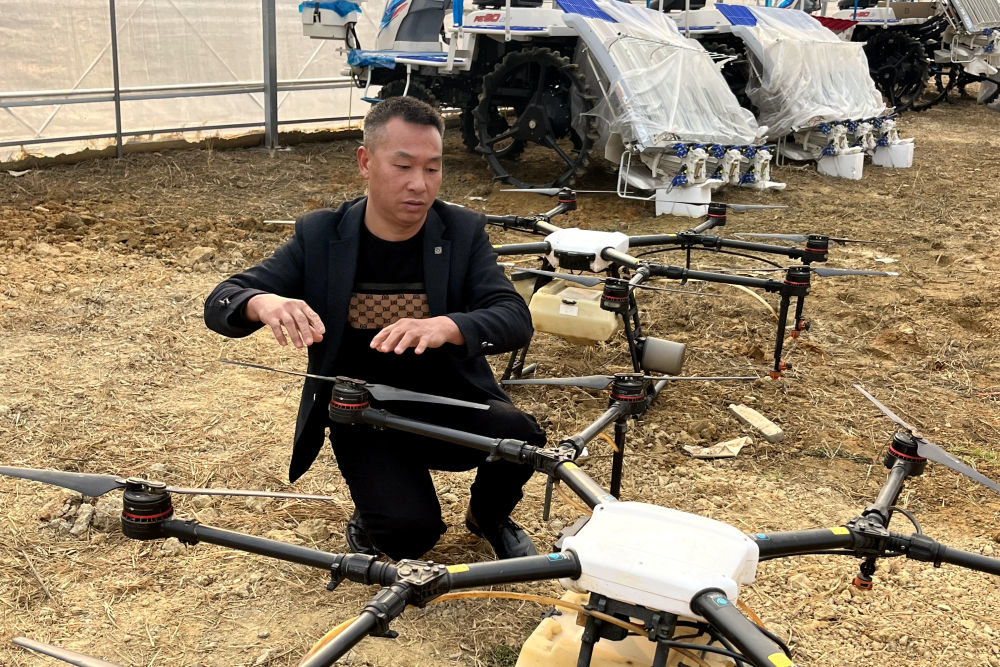 江西省宜春市袁州区彬江镇种粮大户彭晚苟正在调试农业无人机设备。新华社记者陈春园 摄