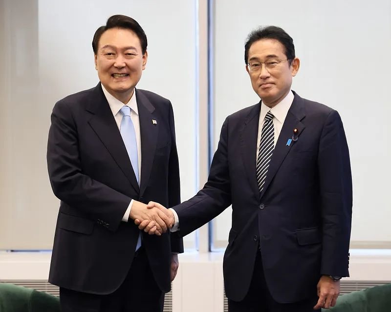 2022年9月21日，美国纽约，尹锡悦（左）与日本首相岸田文雄（右）在联合国大会会议期间进行会晤。图源：视觉中国