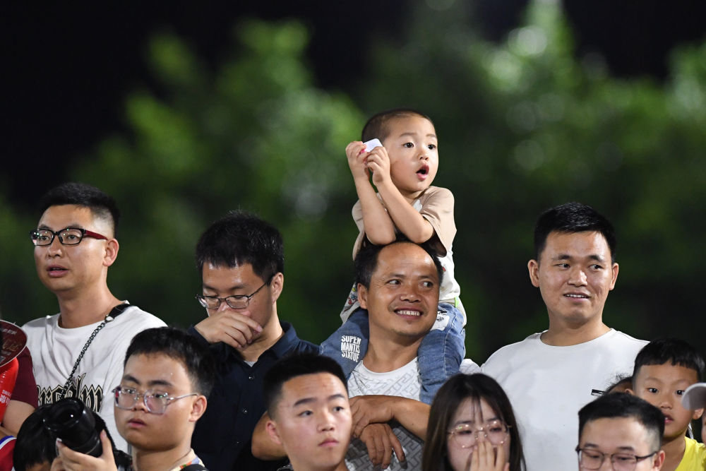 ↑6月23日,观众在场边观赛。新华社记者 杨文斌 摄