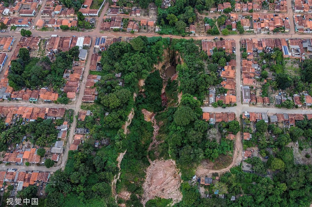 当地时间2023年4月21日，巴西马拉尼昂州，专家称，由于缺乏城市规划和过度砍伐森林，巴西东北部贫困的马拉尼昂州小镇布里蒂库普正逐渐走向崩溃。