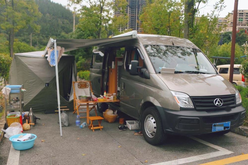 去年十一,张瀛在贵州黔西南布依族苗族自治州某市中心停车场驻车。朱雅文 摄