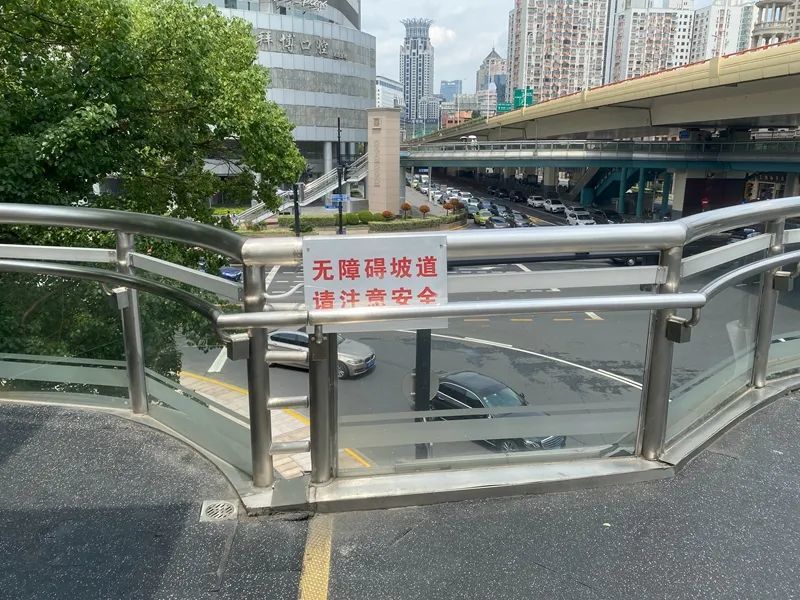 上海市中心的一座天桥设置了无障碍坡道 摄影/佟鑫