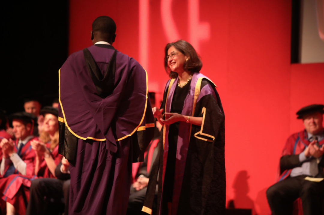 沙菲克在LSE毕业典礼上向毕业生表示祝贺。