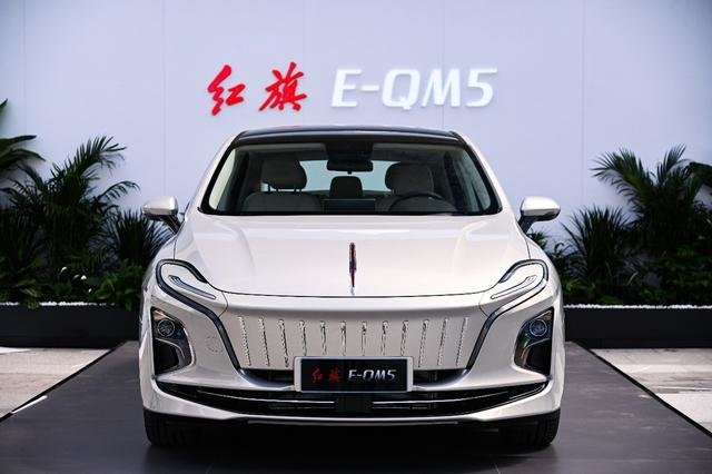 续航560km售价不到15万内饰焕然一新新红旗eqm5这次真的很香