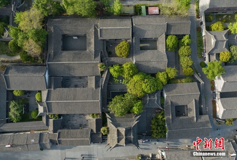 4月16日,航拍京杭大运河畔江苏高邮,运河航运、盂城驿、文游台、汪曾祺纪念馆、清水潭湿地、湖上花海……处处呈现出水乡小城的历史人文气息。高邮依湖傍河,造就了“一城一湖两河三堤”独特景观。(无人机照片)中新社记者 泱波 摄