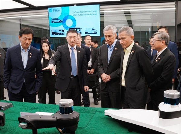  文远知行创始人兼CEO韩旭向总理一行介绍核心自研硬件模块