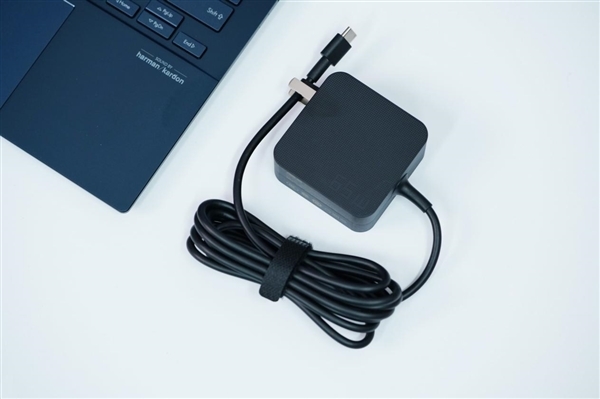 首台酷睿Ultra笔记本!华硕灵耀14 2024 AI超轻薄本图赏