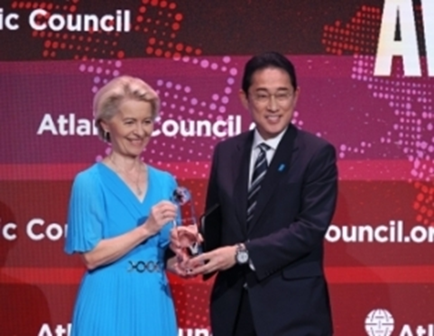 当地时间21日，冯德莱恩（左）在纽约向岸田文雄（右）颁奖。图源：日本首相办公室网站