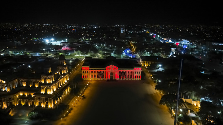 2022年1月31日，尼加拉瓜首都马那瓜市中心标志性建筑国家宫点亮“中国红”（无人机照片）。